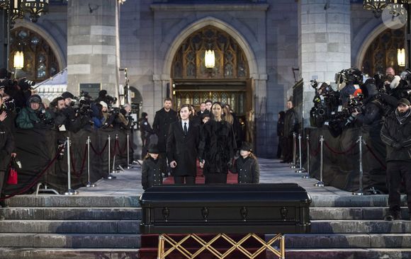Celine Dion, avec ses fils Eddy et Nelson, et René-Charles Angelil, se tiennent devant le cercueil de son défunt mari René Angelil à la basilique Notre-Dame le vendredi 22 janvier 2016 à Montréal. Photo par Paul Chiasson/ La Presse Canadienne/ABACAPRESS.COM