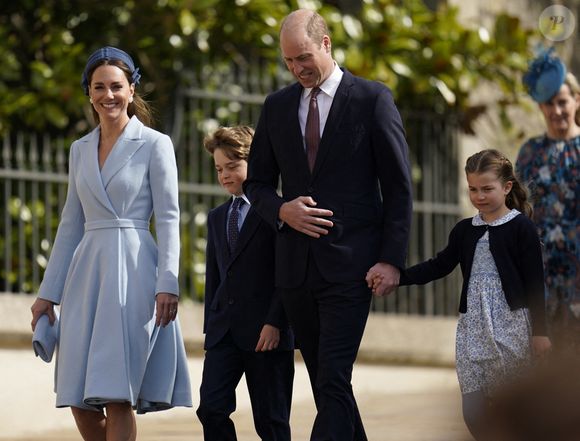 Ils ont choisi de passer du temps en famille avant que les enfants ne retournent à l'école", a déclaré une source proche de la famille au "Mirror"

Kate Middleton, le prince William et George et Charlotte à la messe donnée pour Pâques au château de Windsor le 17 avril 2022 / Photo by Andrew Matthews/PA Wire/ABACAPRESS.COM