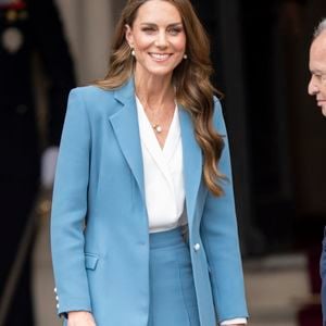 À son arrivée, Kate Middleton a pris le temps de saluer et d’échanger avec de nombreux habitants et enfants.

Son Altesse Royale, Catherine, Princesse de Galles (Catherine (Kate) Middleton, princesse de Galles), visite de 2 jours en Italie. À son arrivée à la mairie de Reggio Emilia, elle est accueillie par le maire de la ville, Marco Massari, le 13 mai 2026. © GoffPhotos/Bestimage