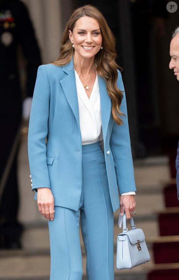 À son arrivée, Kate Middleton a pris le temps de saluer et d’échanger avec de nombreux habitants et enfants.

Son Altesse Royale, Catherine, Princesse de Galles (Catherine (Kate) Middleton, princesse de Galles), visite de 2 jours en Italie. À son arrivée à la mairie de Reggio Emilia, elle est accueillie par le maire de la ville, Marco Massari, le 13 mai 2026. © GoffPhotos/Bestimage