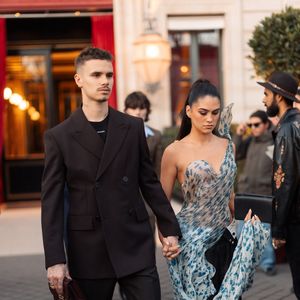 Roméo Beckham et sa compagne Kim Turnbull sortent de l'hôtel La Réserve Paris - Hotel and Spa pour se rendre au défilé de Victoria en marge de la Fashion Week de Paris (PFW), à Paris, France, le 7 mars 2025. © Tiziano da Silva/Bestimage