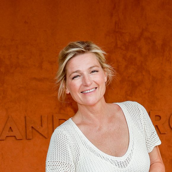 Elle travaillait sur plusieurs médias en même temps.

Anne-Elisabeth Lemoine au village lors des Internationaux de France de tennis de Roland Garros 2023, à Paris, France, le 9 juin 2023. © Jacovides-Moreau/Bestimage