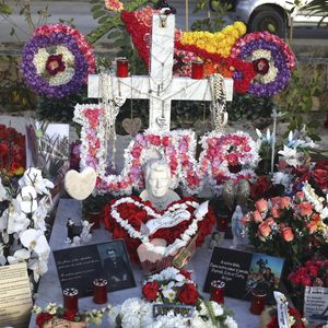 Illustrations de la tombe de Johnny Hallyday au cimetière marin de Lorient à Saint-Barthélemy le 14 avril 2018. Elle est toujours aussi fleurie et recouverte de messages touchants de la part d'admirateurs et de proches. 
Laeticia Hallyday et ses filles Jade et Joy arrivent à Saint Barth pour les vacances de Pâques pour se ressourcer, loin des affaires concernant l'héritage, et se recueillir dans le calme et la sérénité seulement 4 mois après l'inhumation.