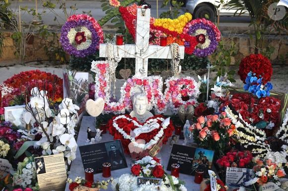 Illustrations de la tombe de Johnny Hallyday au cimetière marin de Lorient à Saint-Barthélemy le 14 avril 2018. Elle est toujours aussi fleurie et recouverte de messages touchants de la part d'admirateurs et de proches. 
Laeticia Hallyday et ses filles Jade et Joy arrivent à Saint Barth pour les vacances de Pâques pour se ressourcer, loin des affaires concernant l'héritage, et se recueillir dans le calme et la sérénité seulement 4 mois après l'inhumation.