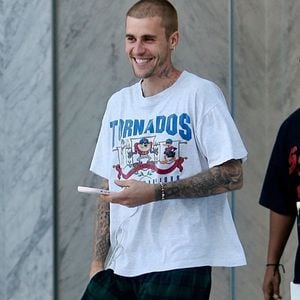 Los Angeles, Californie – EXCLUSIF – Justin Bieber affiche un sourire en quittant la First Credit Bank pour le deuxième jour consécutif, accompagné de Kyle Massey et de sa nouvelle fiancée, Hana Giraldo.