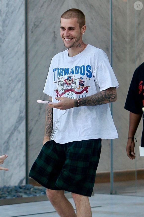 Los Angeles, Californie – EXCLUSIF – Justin Bieber affiche un sourire en quittant la First Credit Bank pour le deuxième jour consécutif, accompagné de Kyle Massey et de sa nouvelle fiancée, Hana Giraldo.