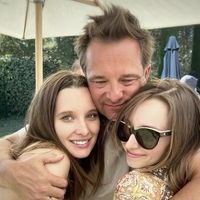 "On a tous fait ça chez nous" : David Hallyday évoque son point commun avec ses filles Ilona et Emma au sujet de la parentalité