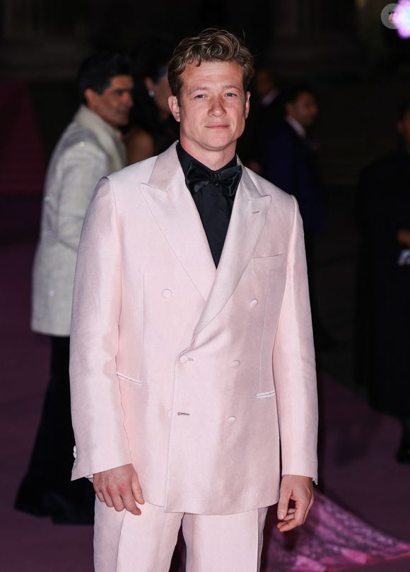 Ed Speleers sur le tapis rose du photocall du bal du British Museum 2025 à Londres, Royaume Uni, le 18 octobre 2025. © GoffPhotos/Bestimage