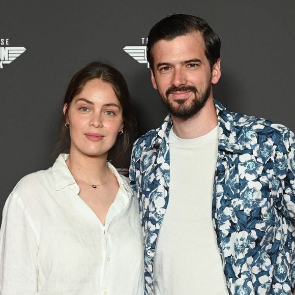 mais Marie-Ange. Du coup, j'ai préféré le dire car si jamais je dis une connerie bah ce soir, Le Bret il dort sur le canapé (...) ça serait dommage quand tu vis 

Marie-Ange Casta et son mari Marc-Antoine Le Bret - Avant-première du film "Top Gun Maverick" à l'UGC Normandie à Paris le 19 mai 2022. © Coadic Guirec/Bestimage