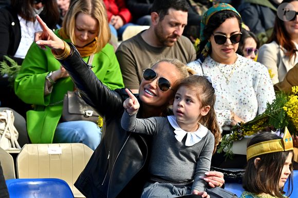Adriana Karembeu Ohanian et sa fille Nina durant la première bataille de fleurs du Carnaval de Nice 2022, Roi des Animaux, place Masséna à Nice, le 13 février 2022. © Bruno Bebert/Bestimage