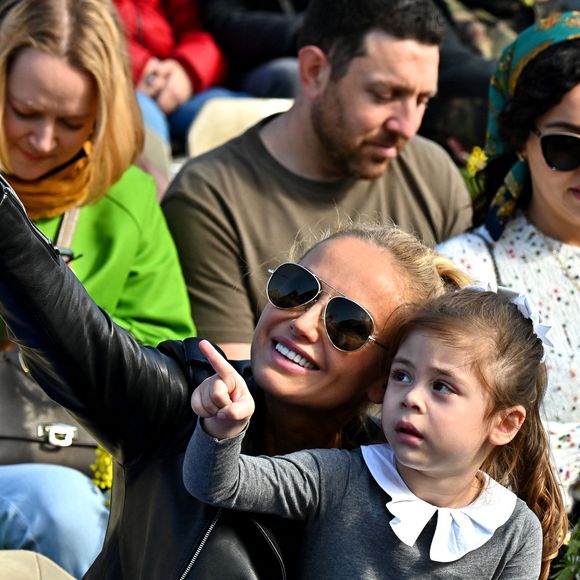 Adriana Karembeu Ohanian et sa fille Nina durant la première bataille de fleurs du Carnaval de Nice 2022, Roi des Animaux, place Masséna à Nice, le 13 février 2022. © Bruno Bebert/Bestimage