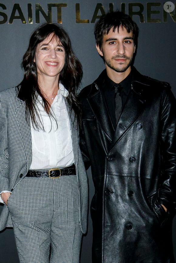 Charlotte Gainsbourg et son fils Ben Attal - Photocall du défilé Saint Laurent collection Printemps-Eté 2022 lors de la fashion week à Paris, le 28 septembre 2021.
© Olivier Borde/Bestimage