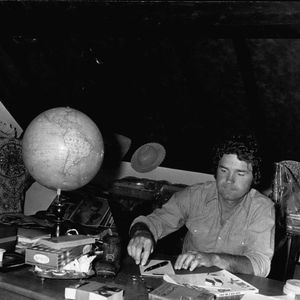 Pierre Perret utilise le bureau de Nangis pour fêter son 39e anniversaire, le 12 juillet 1973.

Image de crédit : © Keystone Press Agency/Keystone USA via ZUMAPRESS.com