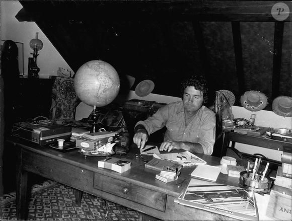 Pierre Perret utilise le bureau de Nangis pour fêter son 39e anniversaire, le 12 juillet 1973.

Image de crédit : © Keystone Press Agency/Keystone USA via ZUMAPRESS.com