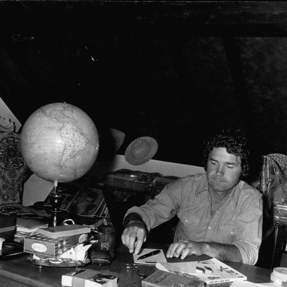 Pierre Perret utilise le bureau de Nangis pour fêter son 39e anniversaire, le 12 juillet 1973.

Image de crédit : © Keystone Press Agency/Keystone USA via ZUMAPRESS.com