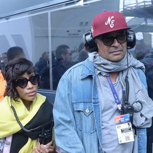 Yannick Noah et sa compagne Malika, enceinte. lors des "24H du Mans 2024", le 15 juin 2024. © Rachid Bellak/Bestimage
