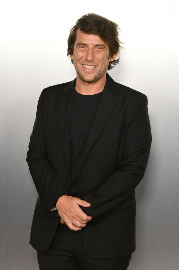 "Raphaël est un ami, je le respecte beaucoup, et on a pris une décision d’un commun accord", a-t-il clarifié.

Hugo Sélignac au photocall de la soirée Lacoste X Chien 51 au club Silencio en marge du 78ème Festival International du Film de Cannes, France, le 18 mai 2025. © Romain Doucelin/Bestimage