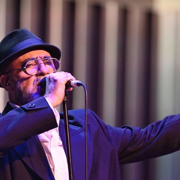 Eric Cantona lors de son concert dans la salle The Stroller à Manchester, le 27 octobre 2023. Reconverti dans la chanson, il a interprété en live les titres de son album, la plupart en anglais, devant 500 personnes. Backgrid UK/ Bestimage