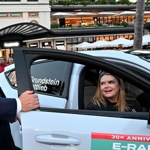 Camille Gottlieb, la fille de la princesse Stéphanie et de Jean Raymond Gottlieb, est au départ du 9ème E-Rallye de Monte-Carlo, en tant que co-pilote de son amie Margaux Grundstein au volant d'une volvo, sur la place du Casino à Monaco, le 15 octobre 2025. © Bruno Bebert / Bestimage
