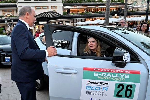 Camille Gottlieb, la fille de la princesse Stéphanie et de Jean Raymond Gottlieb, est au départ du 9ème E-Rallye de Monte-Carlo, en tant que co-pilote de son amie Margaux Grundstein au volant d'une volvo, sur la place du Casino à Monaco, le 15 octobre 2025. © Bruno Bebert / Bestimage