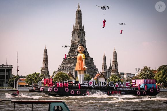 Après la sortie à Paris, la plateforme Netflix ouvrait un pop-up store, le Squid Game Café, qui suscitait une affluence à peine croyable, provoquant une file d'attente interminable dans une petite rue.

Squid Game