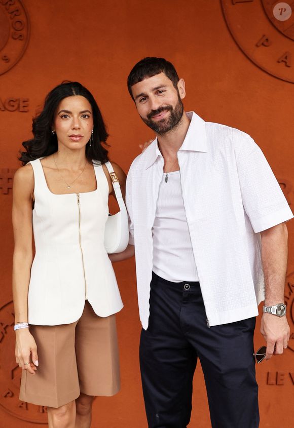 Cyril Benzaquen et sa femme Amel - Les célébrités au photocall du village lors des Internationaux de France de Tennis de Roland Garros 2026. Paris, le 31 mai 2026. © Jacovides / Bestimage