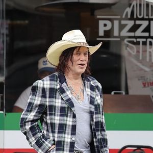 Mickey Rourke, 71 ans, a été aperçu en train de déjeuner au Caffe Roma à Beverly Hills avec quelques amis.
Sur la photo : Mickey Rourke