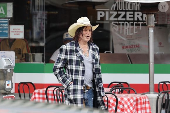 Mickey Rourke, 71 ans, a été aperçu en train de déjeuner au Caffe Roma à Beverly Hills avec quelques amis. 



Sur la photo : Mickey Rourke