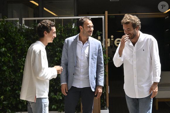 Raphaël Kretz, Valentin Kretz et Martin Kretz - La famille Kretz en tournage au village lors des Internationaux de France de tennis de Roland Garros 2024, à Paris, France, le 1er juin 2024. © Chryslene Caillaud/Panoramic/Bestimage