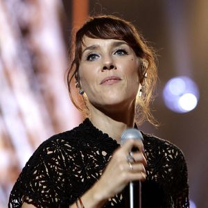 Alors que son sixième album, "Sains et Saufs", est actuellement dans les bacs, Zaz est revenue sur une tragédie qui a marqué sa vie : la perte de son ancien fiancé, tué dans une rue à Bordeaux.

La chanteuse Zaz (Isabelle Geffroy) - Enregistrement de l'émission "Génération Hit Machine", diffusée sur W9 © Cédric Perrin / Bestimage