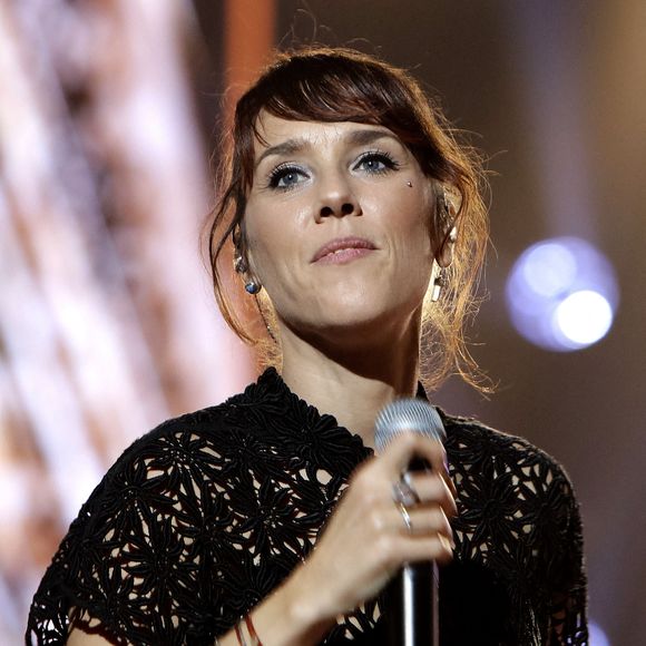 Alors que son sixième album, "Sains et Saufs", est actuellement dans les bacs, Zaz est revenue sur une tragédie qui a marqué sa vie : la perte de son ancien fiancé, tué dans une rue à Bordeaux.

La chanteuse Zaz (Isabelle Geffroy) - Enregistrement de l'émission "Génération Hit Machine", diffusée sur W9 © Cédric Perrin / Bestimage