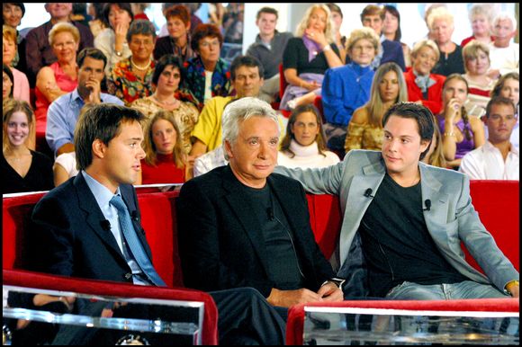 MICHEL SARDOU entouré de ses fils ROMAIN et DAVY sur le plateau de "Vivement Dimanche Prochain".
Guillaume Gaffiot/Bestimage