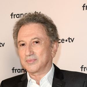 C'est dans son luxueux triplex du VIIe arrondissement de Paris qu'il a aménagé son propre espace d'entraînement.

Michel Drucker au photocall de la conférence de presse de France 2 au théâtre Marigny à Paris.
© Coadic Guirec / Bestimage