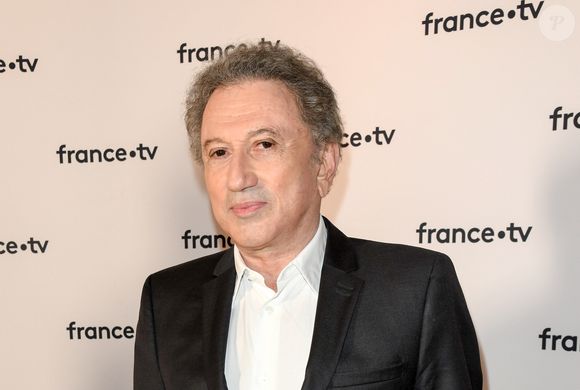 C'est dans son luxueux triplex du VIIe arrondissement de Paris qu'il a aménagé son propre espace d'entraînement.

Michel Drucker au photocall de la conférence de presse de France 2 au théâtre Marigny à Paris.
© Coadic Guirec / Bestimage