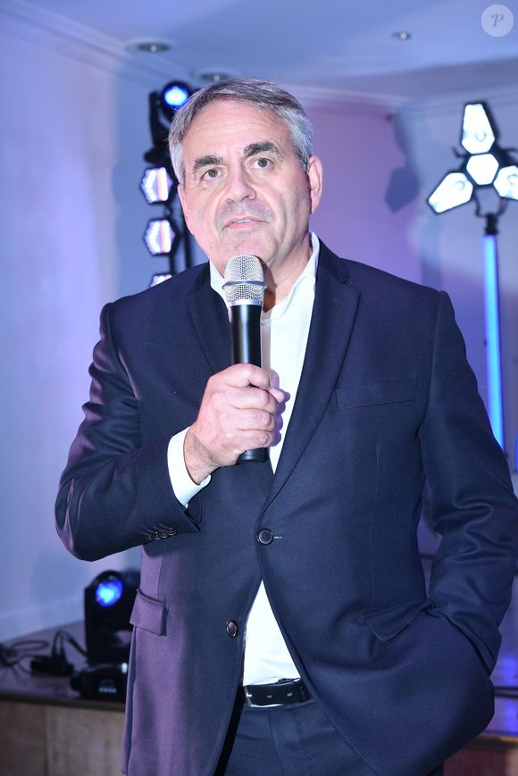 Le problème ? Le diagramme montrant des barres colorées n’étaient pas à la bonne échelle des chiffres du sondage.

Xavier Bertrand - Soirée "Welcome Home" organisée par F. Tapiro afin de fêter le retour des otages israeliens aux Salons Hoche à Paris le 15 octobre 2025. © Rachid Bellak/Bestimage
