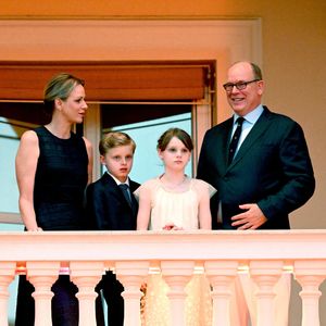 Sur une image de dos où ils se tiennent la main, Jacques et Gabriella ont dévoilé leur cartables respectifs. 

Le prince Albert II de Monaco, La princesse Charlène de Monaco, Le prince Jacques de Monaco, marquis des Baux,, La princesse Gabriella de Monaco, comtesse de Carladès lors de la célébration de la fête de la Saint Jean sur la Place du Palais princier de Monaco, le 23 juin 2025.
La Saint Jean est à l'origine une fête païenne puis chrétienne. Pour les païens, c'était une fête qui célébrait les moissons. Une fois christianisée, cette fête est devenue celle du solstice d'été et donc la fête de la lumière.

© Bruno Bebert / Bestimage