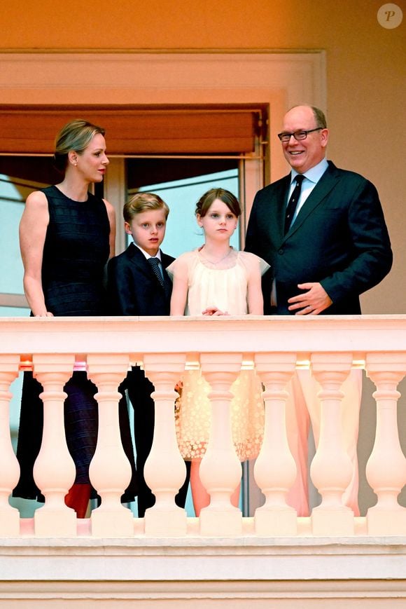 Sur une image de dos où ils se tiennent la main, Jacques et Gabriella ont dévoilé leur cartables respectifs. 

Le prince Albert II de Monaco, La princesse Charlène de Monaco, Le prince Jacques de Monaco, marquis des Baux,, La princesse Gabriella de Monaco, comtesse de Carladès lors de la célébration de la fête de la Saint Jean sur la Place du Palais princier de Monaco, le 23 juin 2025.
La Saint Jean est à l'origine une fête païenne puis chrétienne. Pour les païens, c'était une fête qui célébrait les moissons. Une fois christianisée, cette fête est devenue celle du solstice d'été et donc la fête de la lumière.

© Bruno Bebert / Bestimage