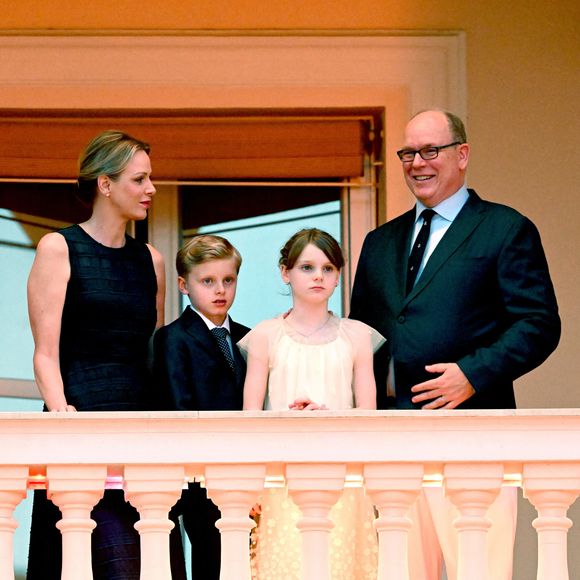 Sur une image de dos où ils se tiennent la main, Jacques et Gabriella ont dévoilé leur cartables respectifs. 

Le prince Albert II de Monaco, La princesse Charlène de Monaco, Le prince Jacques de Monaco, marquis des Baux,, La princesse Gabriella de Monaco, comtesse de Carladès lors de la célébration de la fête de la Saint Jean sur la Place du Palais princier de Monaco, le 23 juin 2025.
La Saint Jean est à l'origine une fête païenne puis chrétienne. Pour les païens, c'était une fête qui célébrait les moissons. Une fois christianisée, cette fête est devenue celle du solstice d'été et donc la fête de la lumière.

© Bruno Bebert / Bestimage