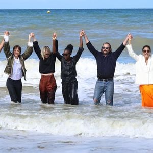 A l'occasion d'un photocall pas comme les autres, la présidente du jury, Golshifteh Farahani, Benjamin Millepied, Philippine Leroy-Beaulieu, Thomas Cailley, Émilie Tronche, Katell Quillevere, Eye Haidara et Vincent Macaigne se sont en effet mis à l'eau habillés, sur la plage de la prestigieuse station balnéaire !

La présidente des membres du jury Golshifteh Farahani entourée de Benjamin Millepied, Philippine Leroy-Beaulieu, Thomas Cailley, Emilie Tronche, Eye Haidara, Katell Quillevere et Vincent Macaigne lors du photocall des membres du jury lors du 51e Festival du Cinéma Américain de Deauville le 8 septembre 2025. © Denis Guignebourg/Bestimage