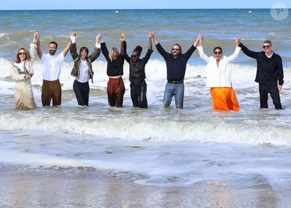 A l'occasion d'un photocall pas comme les autres, la présidente du jury, Golshifteh Farahani, Benjamin Millepied, Philippine Leroy-Beaulieu, Thomas Cailley, Émilie Tronche, Katell Quillevere, Eye Haidara et Vincent Macaigne se sont en effet mis à l'eau habillés, sur la plage de la prestigieuse station balnéaire !

La présidente des membres du jury Golshifteh Farahani entourée de Benjamin Millepied, Philippine Leroy-Beaulieu, Thomas Cailley, Emilie Tronche, Eye Haidara, Katell Quillevere et Vincent Macaigne lors du photocall des membres du jury lors du 51e Festival du Cinéma Américain de Deauville le 8 septembre 2025. © Denis Guignebourg/Bestimage