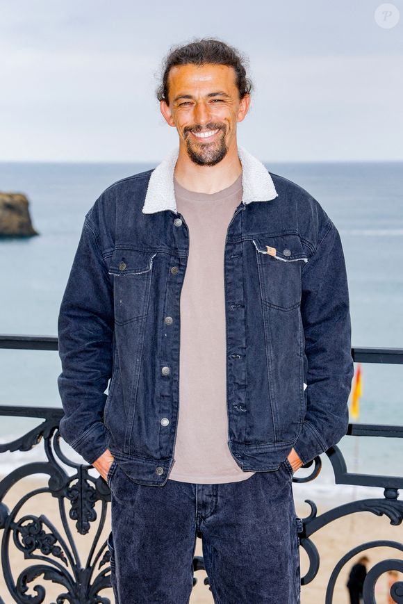 Edouard Delpero au deuxième photocall du défilé Chanel "Collection Croisière 2026-2027 (Chanel Cruise)" sur la terrasse du Casino municipal de Biarritz, France, le 28 avril 2026. 

© Olivier Borde/Bestimage