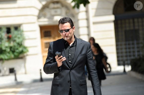 Le trader français Jérôme Kerviel est photographié près du palais de justice de Paris, France, le 25 juin 2010 après le dernier jour de son procès. Photo par ABACAPRESS.COM