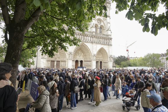 llustration des fidèles devant la cathédrale Notre-Dame de Paris, le jour du décès du Pape François en ce Lundi de Pâques le 21 avril 2025. © Jack Tribeca / Bestimage