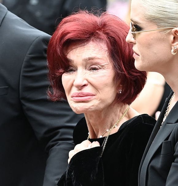Malgré la douleur, Sharon et ses enfants trouvent dans leur union et le partage du souvenir d’Ozzy une force pour continuer à honorer sa mémoire.

BGUK_3310373 - Birmingham, ROYAUME-UNI - Sharon Osbourne et le reste de la famille Osbourne se sont réunis à Birmingham pour rendre un dernier hommage à l'icône du rock Ozzy Osbourne. Lors de cette cérémonie émouvante, ses proches ont salué la mémoire du musicien légendaire. Backgrid UK/ Bestimage