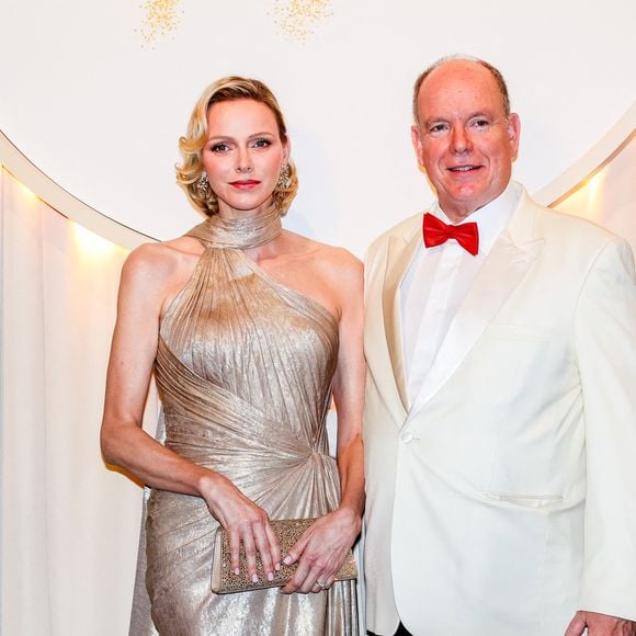 Le prince Albert II de Monaco et la princesse Charlene de Monaco lors du 77ème Gala de la Croix-Rouge, salle des Etoiles, à Monaco, le 18 juillet 2026.

© Claudia Albuquerque/Bestimage
