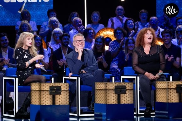 Exclusif - Laurent Ruquier, Arielle Dombasle, Valerie Mairesse lors de l'enregistrement de l'émission "La Boîte à secrets", présentée par F.Bollaert et diffusée le 16 octobre sur France 3, à Paris, France, le 29 septembre 2026. © Cyril Moreau/Bestimage