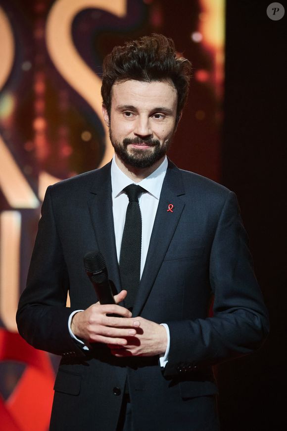 Tom Villa lors de l’enregistrement de l’émission “Les stars s’unissent pour le Sidaction” au théâtre Marigny à Paris, France, le 11 mars 2025. L’émission sera diffusée en prime le 22 mars sur France 2. © Guirec-Moreau/ Bestimage