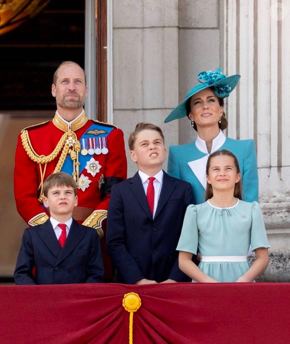 Manifestement, les logements des familles concernées vivaient dans des cottages aménagés dans les écuries de Forest Lodge. Toujours selon nos confrères, les intéressés auraient été très "surpris" par la démarche puisqu'aucun avis d'expulsion n'aurait été signé. 

Le prince William, prince de Galles, la princesse Kate Middleton, princesse de Galles, le prince George, la princesse Charlotte, le prince Louis, défilé officiel pour l'anniversaire du roi Charles, défilé pour l'anniversaire du roi 2025 (Trooping the Colour) à Londres, Royaume-Uni, le 14 juin 2025. © Dana Press / Bestimage
