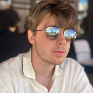 L'expert évoque ensuite le rôle de l'adénosine, cette molécule naturellement produite par notre organisme pour signaler au corps la fatigue, le ralentissement et la somnolence. 

Oscar Bruel sur Instagram