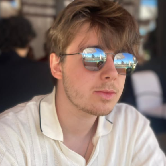 L'expert évoque ensuite le rôle de l'adénosine, cette molécule naturellement produite par notre organisme pour signaler au corps la fatigue, le ralentissement et la somnolence. 

Oscar Bruel sur Instagram